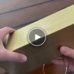 Роза със златно покритие в подаръчна кутия – video